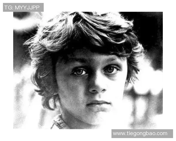 从童年到巅峰足球明星成长历程的照片对比揭秘