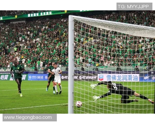 上海足球队逆袭之路揭秘：从低谷到大满贯的辉煌历程与奋斗精神